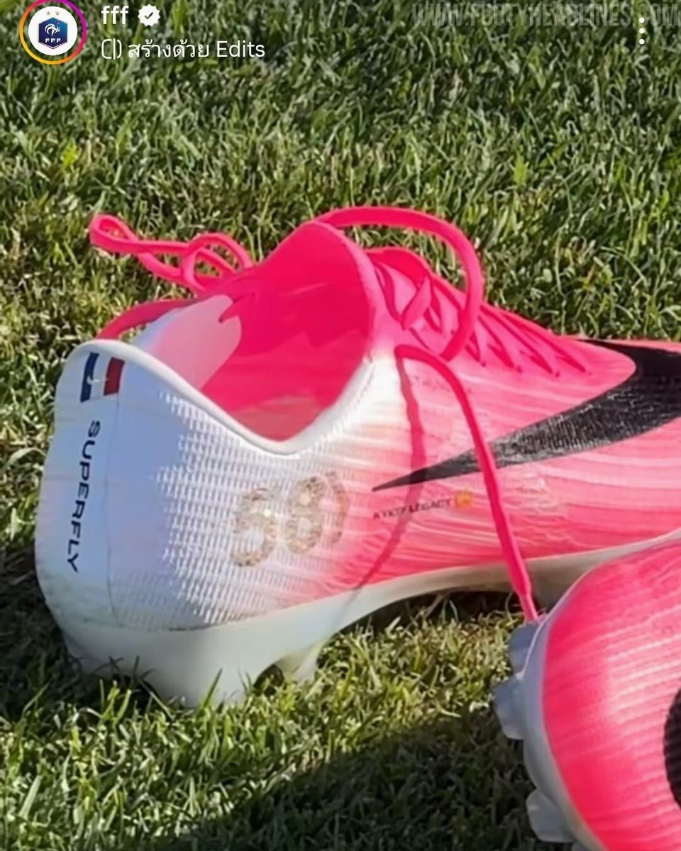 Footy_Headlines's tweet photo. 𝑵𝒊𝒌𝒆 𝑪𝒓𝒆𝒂𝒕𝒆𝒔 𝑷𝒆𝒓𝒔𝒐𝒏𝒂𝒍𝒊𝒛𝒆𝒅 𝑴𝒆𝒓𝒄𝒖𝒓𝒊𝒂𝒍 𝑺𝒖𝒑𝒆𝒓𝒇𝒍𝒚 𝟏𝟏 𝑩𝒐𝒐𝒕𝒔 𝒇𝒐𝒓 𝑲𝒚𝒍𝒊𝒂𝒏 𝑴𝒃𝒂𝒑𝒑é'𝒔 𝑭𝒓𝒂𝒏𝒄𝒆 𝑮𝒐𝒂𝒍 𝑹𝒆𝒄𝒐𝒓𝒅

Nike has presented Kylian Mbappé with a personalized pair of Mercurial Superfly 11 boots to celebrate his record as France's all-time top goalscorer. The special edition boots were created to commemorate his milestone of 58 goals for the national team, a record he reached ahead of his 100th cap.

The bespoke boots feature several unique design elements to honor his achievement. The number 58 is prominently displayed on the lateral heel, accompanied by a small French tricolor flag positioned near the heel collar. Additionally, the sole plate is completely customized in the colors of the French flag, adding a distinct national touch to the standard Mercurial Superfly 11 silhouette.

Mbappé debuted the new boots during the match vs Iraq. As a custom creation specifically designed to mark his record-breaking achievement, the personalized boots remain exclusive to the player and will not be available for public retail release.