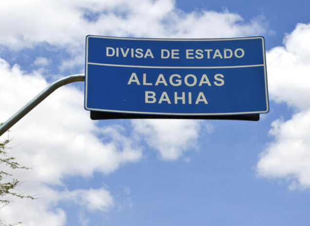 canalexclave's tweet photo. As placas de divisa (limite, fronteira) despertam muita atenção e curiosidade. Quem aí nunca tirou uma daquelas fotos clássicas ao lado de uma placa dessas?

Mas a pergunta que a gente pode fazer é: existe alguma REGRA em torno dessas placas? Elas precisam seguir alguma norma?
🧵 https://t.co/RYSnQatkfN