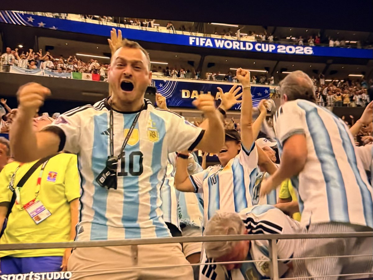 funandsunshine's tweet photo. Kaum spielt Shaqiri nicht mehr für die Schweiz 🇨🇭, schon feuert er Argentinien an…
#ARGAUT #WM26 #Messi https://t.co/v3zsemicIx