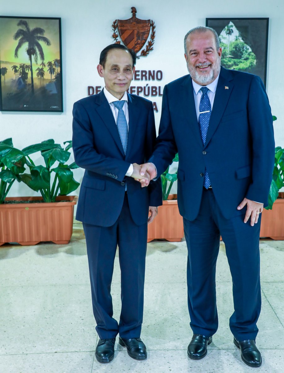GobiernoCuba's tweet photo. 🇨🇺🤝🇻🇳| El Primer Ministro, @MMarreroCruz, sostuvo un encuentro, este lunes, con el canciller de la República Socialista de Vietnam, Le Hoai Trung, quien visita #Cuba como enviado especial del Secretario General del Partido Comunista y Presidente de Vietnam, compañero To Lam. https://t.co/4eqBL1n9GS