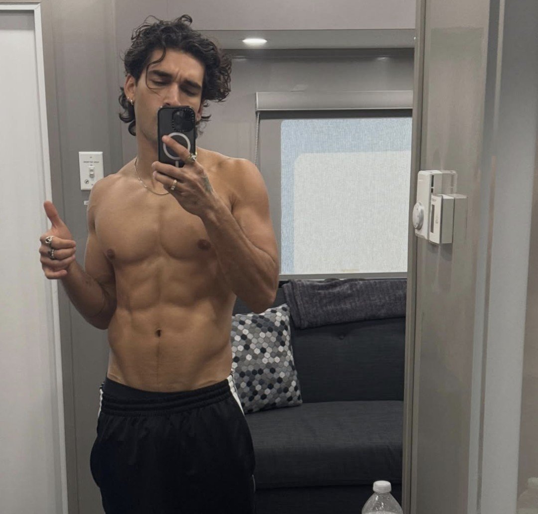 alliejhayes's tweet photo. não entra na minha cabeça quem acha ESTE homem aqui feio https://t.co/NCW2Qt2VQz