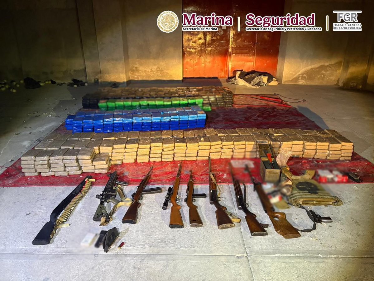 lineamx's tweet photo. 🚨 SEMAR Y FGR INCAUTAN MÁS DE 3 TONELADAS DE COCAÍNA EN #TLAXCALA Y #GUERRERO

​⚔️ En una ofensiva coordinada contra las estructuras del crimen organizado, autoridades federales ejecutaron dos megaoperativos de alta precisión que resultaron en el decomiso histórico de más de tres toneladas de cocaína, armamento de alto poder y la captura de cinco presuntos delincuentes en operaciones terrestres y marítimas.

​📦 El primer golpe se asestó en el estado de #Tlaxcala, donde personal de la Secretaría de Marina (@SEMAR_mx) y de la Fiscalía General de la República (@FGRMexico) desmantelaron un centro de acopio terrestre logrando el aseguramiento de 900 paquetes de cocaína perfectamente embalados, además de un lote importante de armas de fuego de grueso calibre y equipo táctico militar.

​⚓ De forma casi simultánea, la Armada de México desplegó un operativo de intercepción marítima en las costas de #Guerrero que derivó en la incautación de más de 2.1 toneladas del mismo alcaloide y la detención en flagrancia de cinco tripulantes que custodiaban el cargamento ilícito a bordo de una embarcación de alta velocidad.