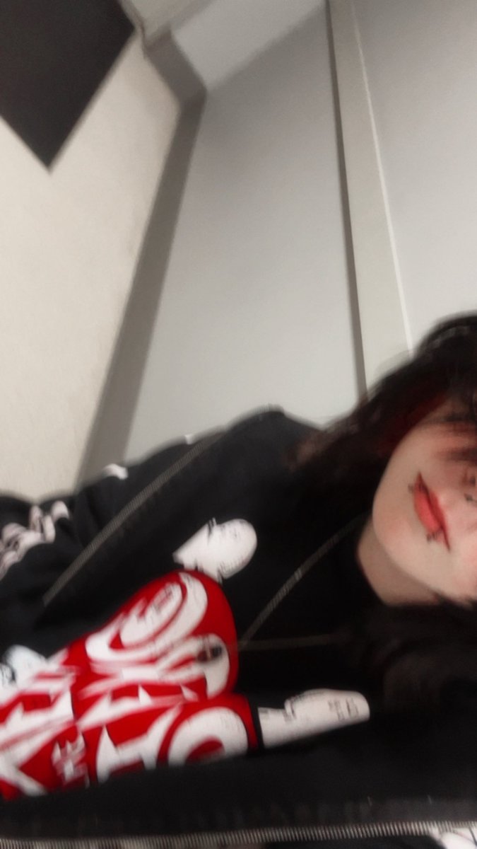 deadinc0ming's tweet photo. i ended up getting super upset and hiding in a random hallway for like 20 minutes https://t.co/uebNPq6v9i