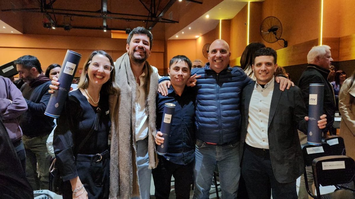 EconomiaenUNDAV's tweet photo. 🎓 Junto al rector @JorgeCalzoni, la decana @AnabellaLucardi, el vicedecano Facundo Harguinteguy, y el director de la carrera @jsfraschina en el día de hoy se realizó el acto de colación donde Juan Alonso, Angelo Vergara y Mauro García recibieron su título de economistas https://t.co/cptdf8qMWT