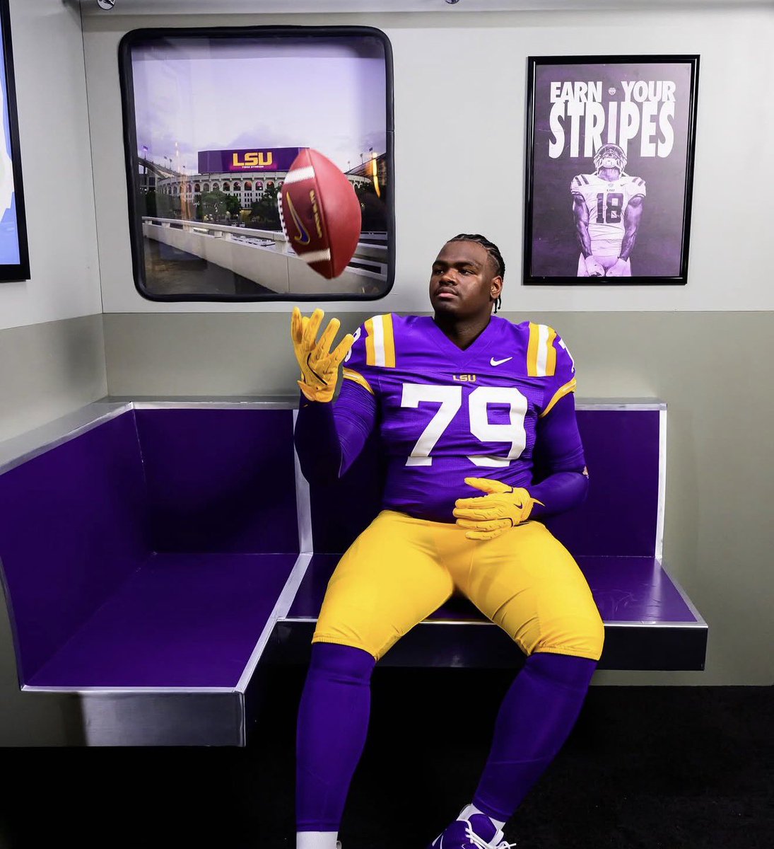 znagy20's tweet photo. New: #LSU is a finalist for the No. 3 IOL in America: Albert Simien.

The Louisiana native is down to LSU, Texas A&amp;M, Notre Dame, Nebraska + Ole Miss.

Now, it’s decision time.

“What am I willing to sacrifice? It’s been tough,” he tells @Geaux247.

➡️: https://t.co/yCXBc0j843 https://t.co/Vt8vfdKzQ4