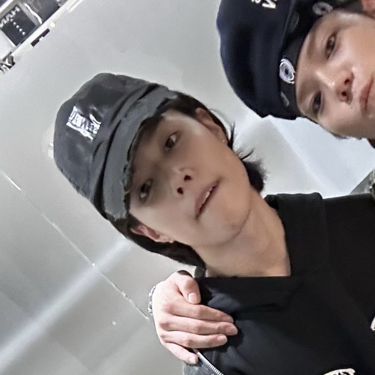 Loui4sh0's tweet photo. Predebut snapback Louis come back home jebal https://t.co/gYFCg79Ur6