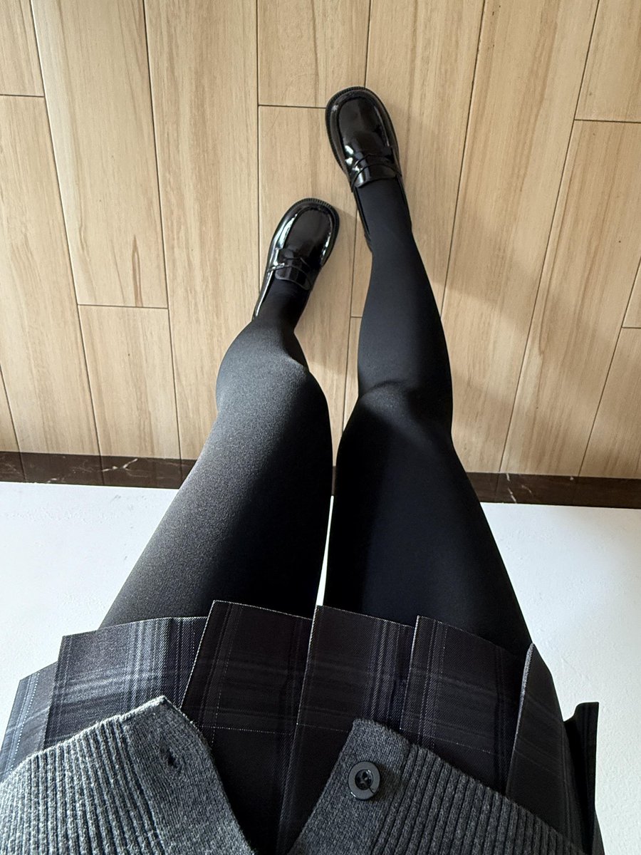 Kur_Mirei's tweet photo. 今日のタイツ https://t.co/HNmjJJtnqX