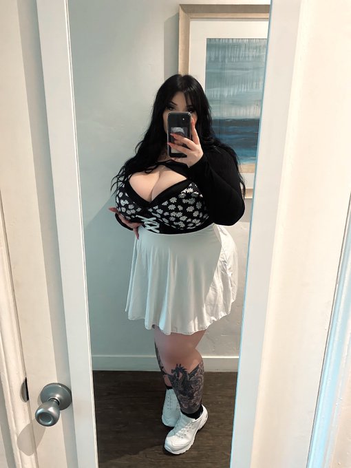 𝔰𝔭𝔦𝔠𝔶 - 2 pic. face vs body https://t.co/6u4V5dAklU