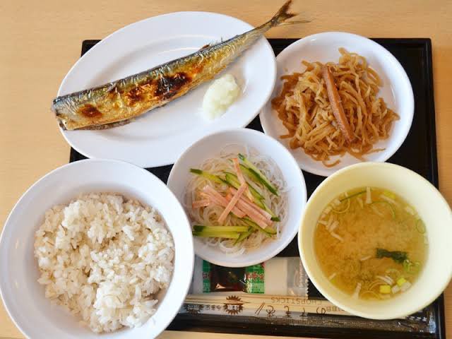 gesgest121's tweet photo. 【悲報】内田梨瑚が懲役27年と話題ですが、
部屋にテレビ付きで食事も豪華、なめてる？

←刑務所の食事　　　　　埼玉の給食→ https://t.co/5VJjPHiYN3
