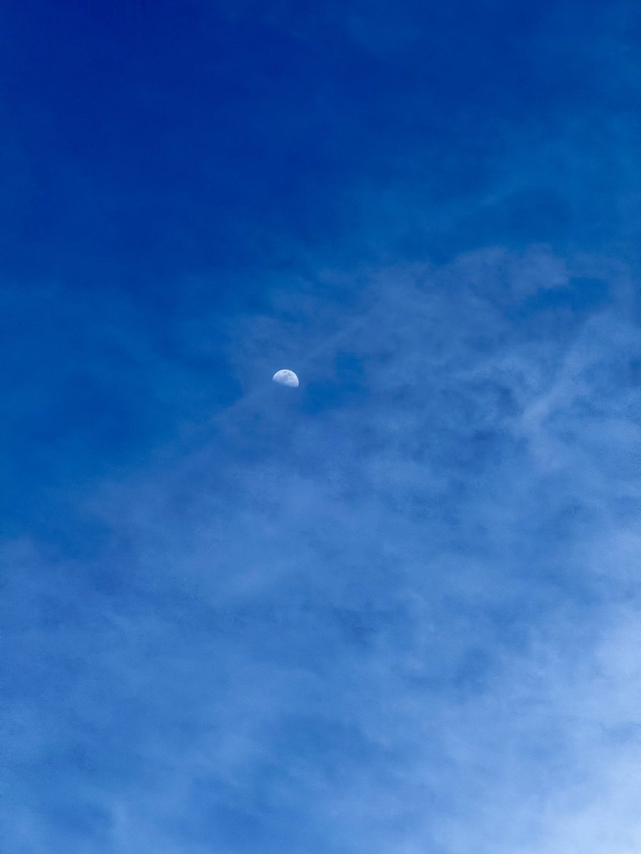 Any_1_7's tweet photo. La luna 🌓. https://t.co/nuOx5srqMj