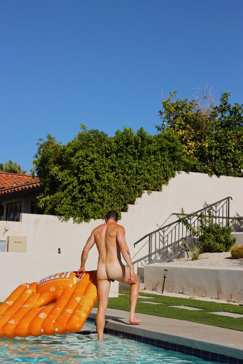 dominickwhelton's tweet photo. Looking for a pool buddy https://t.co/mjfyhNaMwT