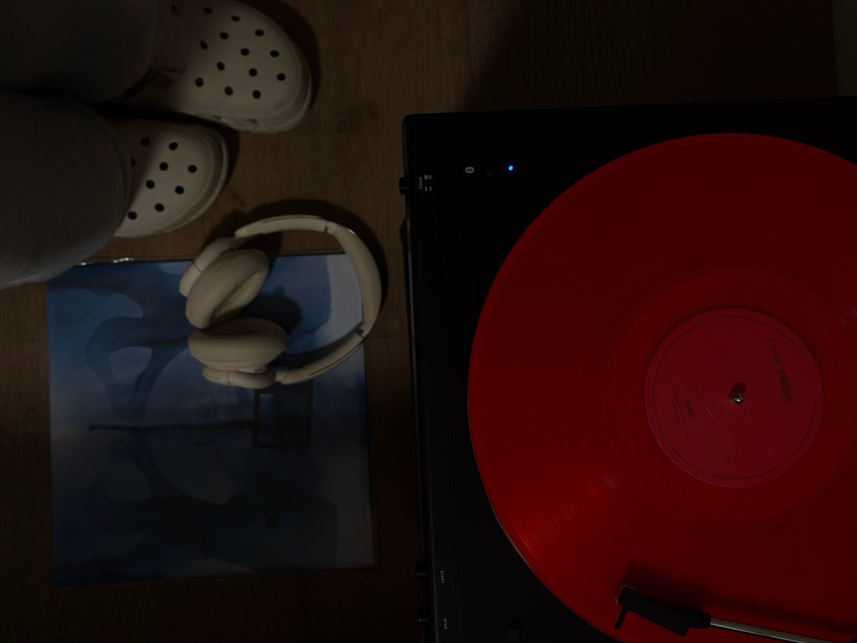 fkadouglas's tweet photo. obrigado feirinha agora eu tenho um toca discos do lado da minha cama para ouvir meus discos favoritos sempre que quiser deitadinho lendo meus livros 😚❤️ https://t.co/cApkyvoQrU