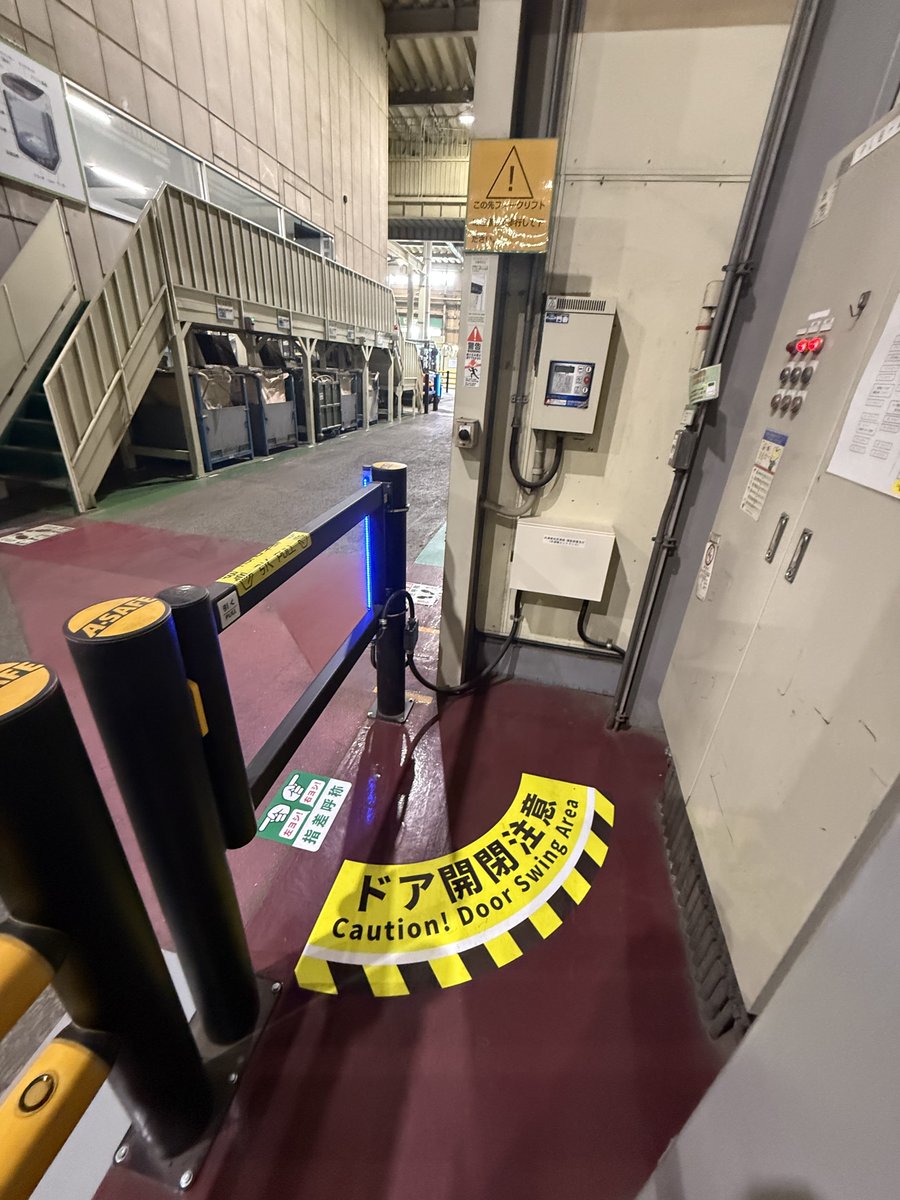 HCS_1998's tweet photo. 共通破砕機前の通路にフェンスを設置いたしました。
フォークリフトが頻繁に行き来する通路にフェンスを設けることで、安全に渡れるようになっています。
また、渡る際はライトがブルーからレッドに変わり、フォークリフトに注意喚起できるようになっています。
#家電リサイクル #工場見学 https://t.co/ZUmewyVQIh