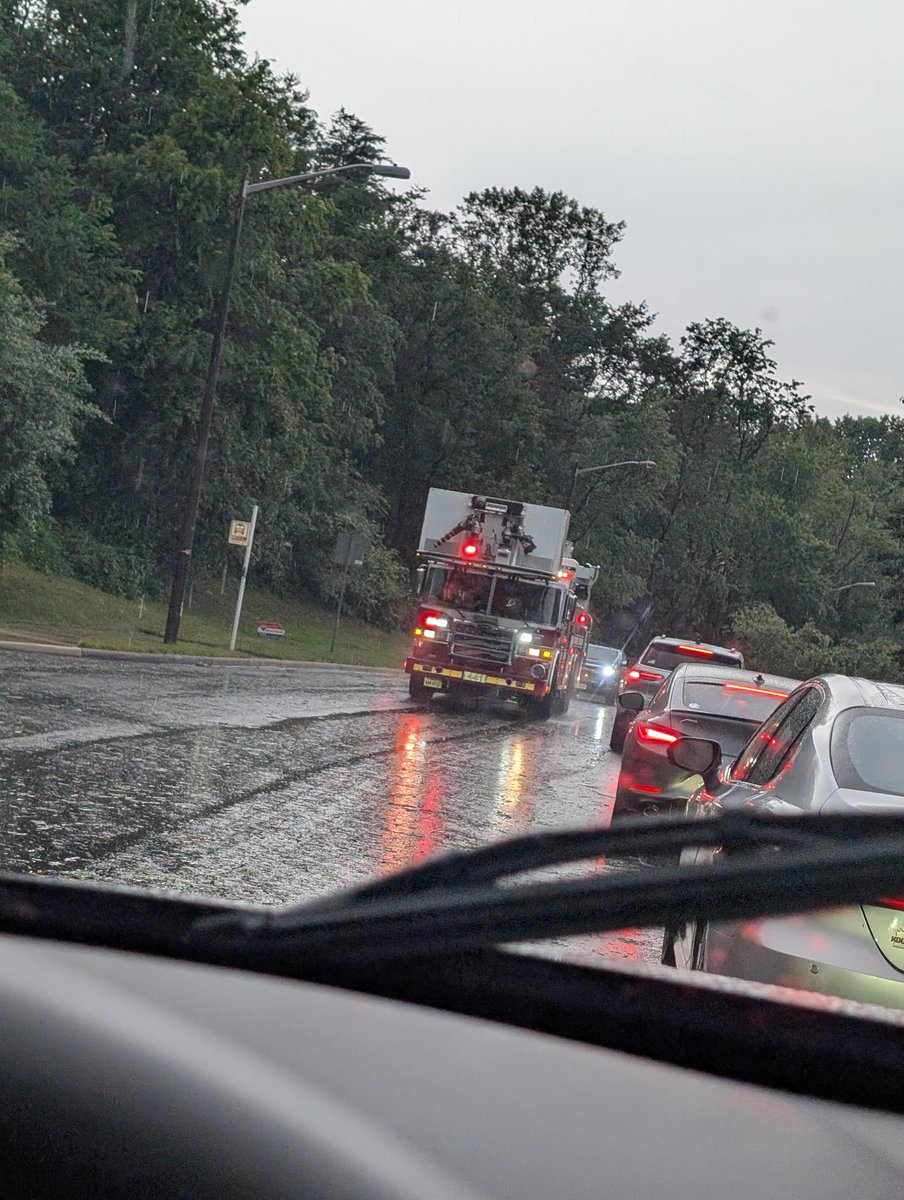 gratefulgreg22's tweet photo. Might've been a microburst in burke @capitalweather @NWS_BaltWash @FairfaxCountyPD https://t.co/zdNRloKUuo