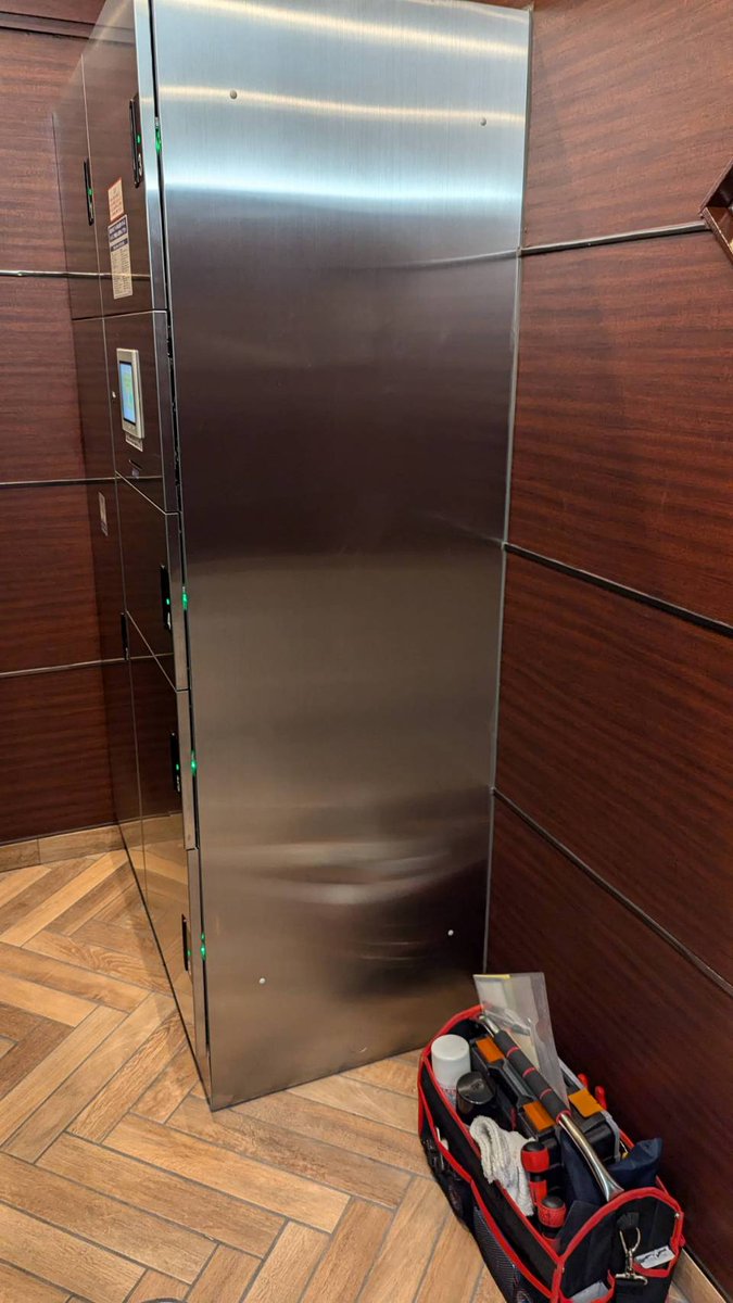 keitom's tweet photo. 身の回りのステンレスを綺麗にするには[KURE  CRC 6-66]です！！
(船舶の電気・電子装置、金属パーツ、マリーンレジャー用品の防錆・防湿・潤滑・保護)
弊社の建物管理では、自動ドアや宅配ボックスのステンを磨いて、指紋汚れなどをとるのにを使っています。めちゃくちゃ綺麗になる。 https://t.co/KKwhwEANg7