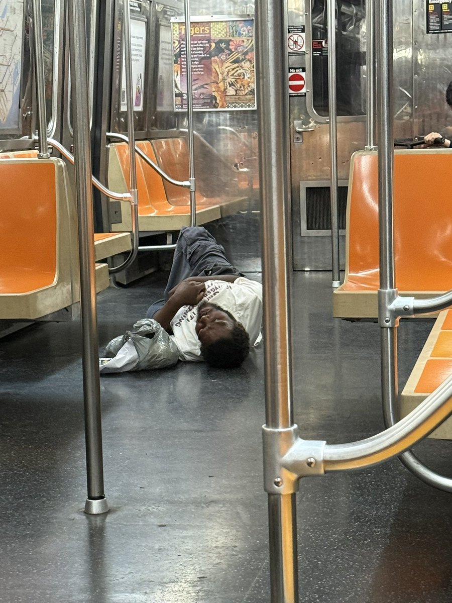 S_Davis827's tweet photo. @NYCTSubway manhattan bound d train car # 2635 this is disgusting https://t.co/4P4kUiqJJP