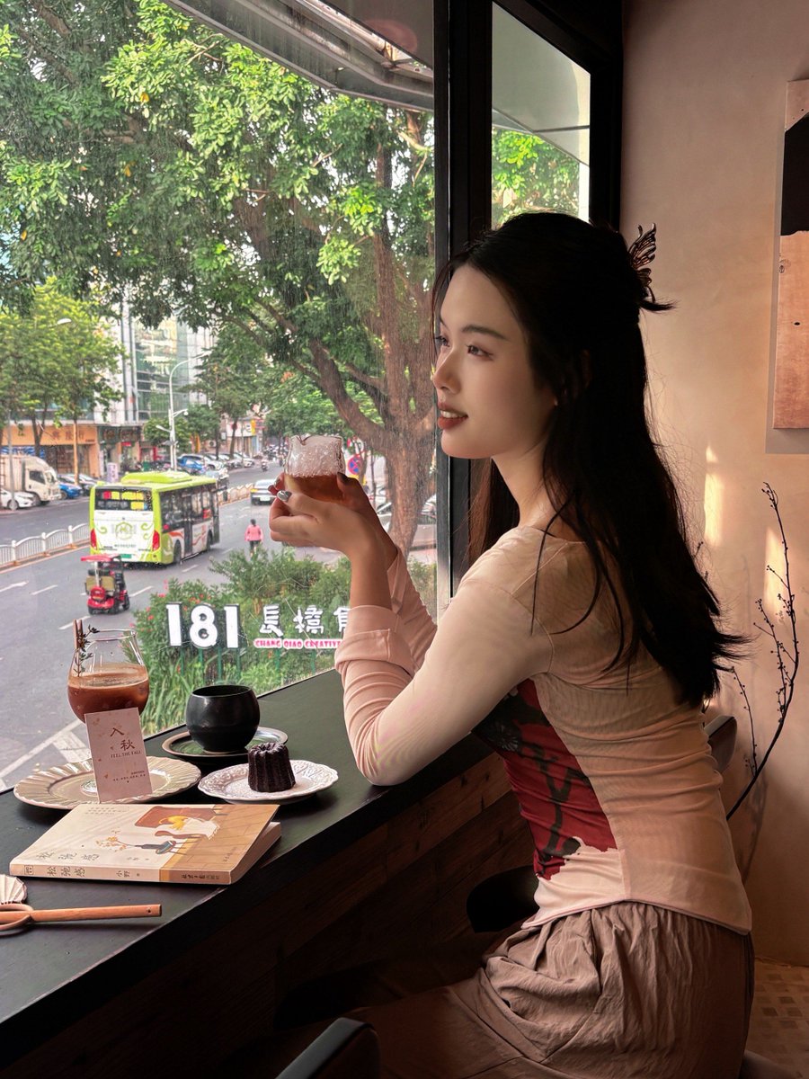 epitonee's tweet photo. Autumn breeze carries cinnamon u0026 orange vibes, love this cozy golden afternoon! https://t.co/R7qSgtImRK