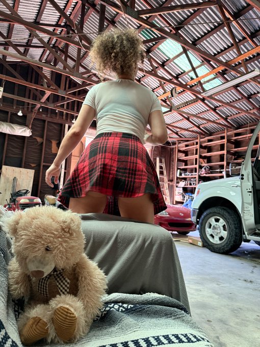 VibeWithMommy - New post on my Patreon! Fun behind the scenes in the nude! I love being a nudist and walking about my house naked!! LOVE YA'LL! Come join the fun! https://t.co/19emKvVRc5 https://t.co/o0A7EXMniF