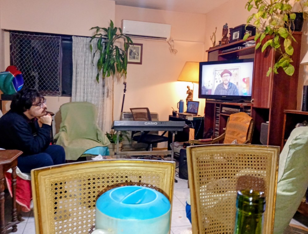 Rmosquera10's tweet photo. @antiposmodernaa @PabloPicotto @echave_nicolas El que está sentado es mí hijo, el domingo a la noche viendo en familia tu video de Güemes. Tiene autismo ,su atención suele ser corta, va viene, ante tu forma de narrar, con la compaginación de videos cortos y tu gracia, se queda mirando (y riéndose) de la historia. GRACIAS ❤️ https://t.co/cM8XJnWfl2