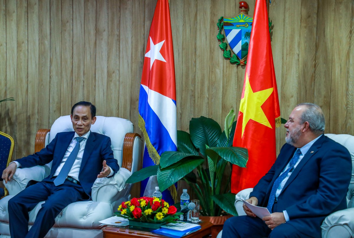 GobiernoCuba's tweet photo. 🗣️| El canciller de Vietnam, Le Hoai Trung, reafirmó la voluntad de su país de mantenerse al lado del pueblo cubano, "codo a codo". Señaló que las transformaciones económicas y sociales aprobadas  recientemente por la @AsambleaCuba tendrán un impacto positivo en la economía 🇨🇺. https://t.co/n7a2ZjjqpP