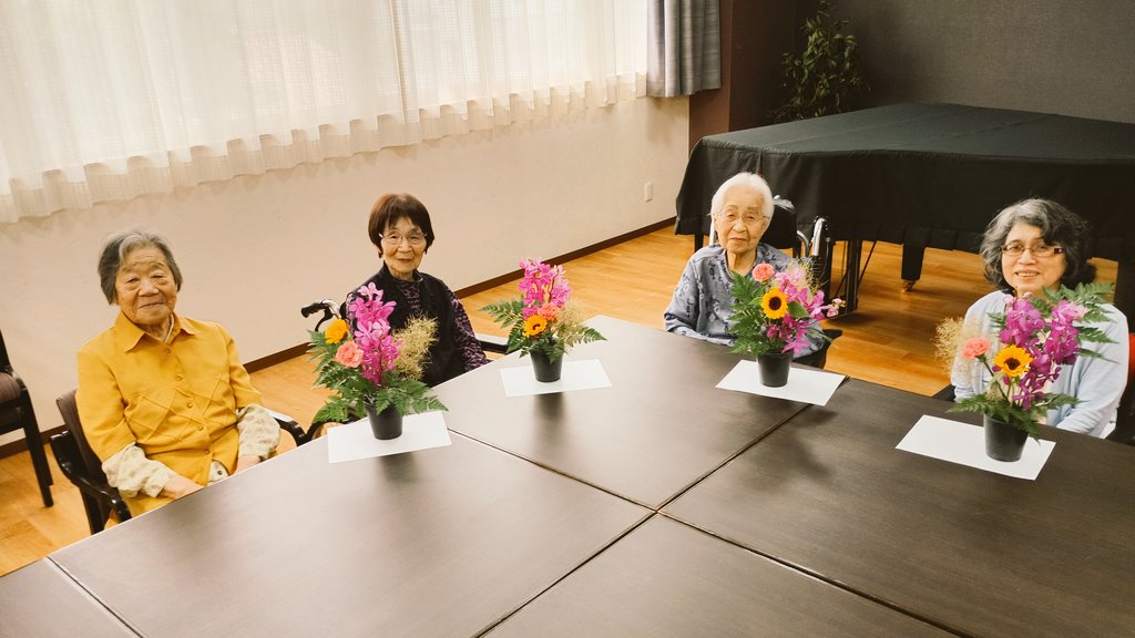 Central_Bios's tweet photo. 今月のフラ���ーアレンジメントのお花は
モカラカプリソ、ヒマワリ、
カーネーション、スモークツリーです🌻
夏らしい鮮やかな色のアレンジメントで見ているだけで元気になると
喜んでいただけました😊

#レクリエーション課
#フラワーアレンジメント
#松本市 https://t.co/bQgChvY1kT