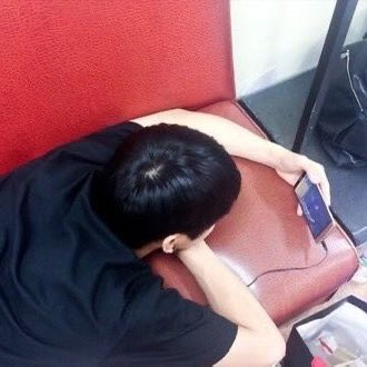 jm_dogs's tweet photo. quando o jungkook era mais novo, ele costumava usar as pausas do trabalho dele para poder assistir seus animes 💗 https://t.co/oC0TqNUEE1