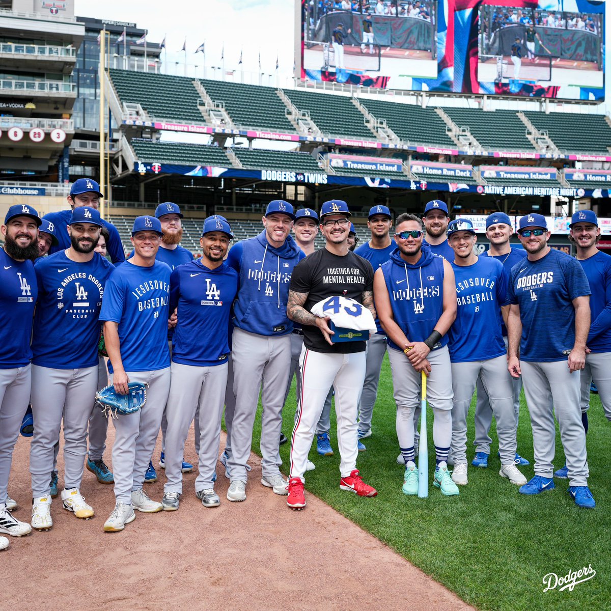 Dodgers's tweet photo. It’s good to see you, Champ! 

Congratulations Anthony on receiving your World Series ring. 💍 https://t.co/8ZVnEmVO1Q