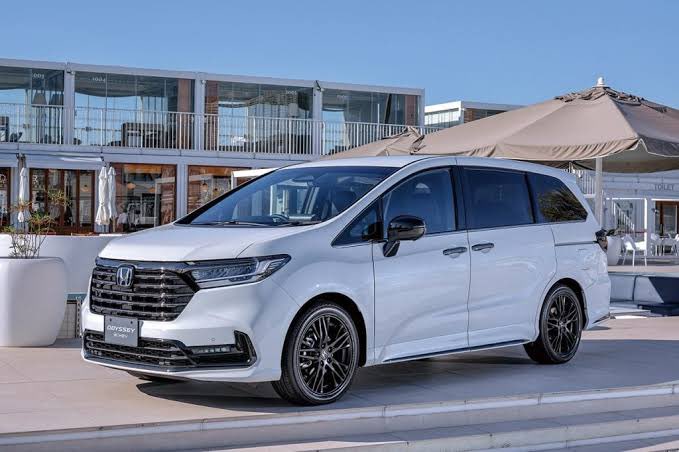 enthusiauto's tweet photo. ホンダは低高ミニバンで差別化するならオデッセイを起亜カーニバルみたいなワゴンSUV調の見た目にすればいいと思うんだよね。パイロットの車高を落として車内高上げたらそれっぽく見た目もカッコよくしつつしっかりミニバンできると思うんだけど https://t.co/vIdqBlxlfi