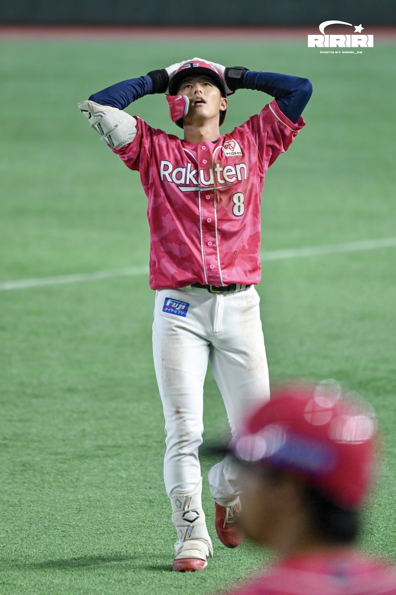 ririri_e8's tweet photo. 内心思うことはあるだろうけど、辰己くんって凡退してもあまり悔しさを顔や態度に出すことがないから、昨日凡退して頭を抱えてて正直びっくりした……それだけ気持ちが入ってて、辰己くんも勝ちたいと思ってるんだなって…｡°(°¯᷄◠¯᷅°)°｡
#RakutenEagles #辰己涼介 https://t.co/P50zzQM7qJ
