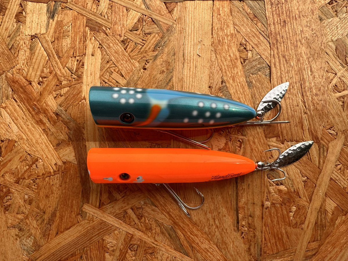 HandSome_lures's tweet photo. テストを重ねている新しいポップスライダーです。
前回リリース時と比べ全長はそのままに直径を3mm細くしました。重さで26gから22gとなりとても扱いやすいサイズ感となります。
逃げ惑うベイトとそれを捕食する魚を演出するコンセプトはテープバップと同じです。
近日中にリリース案内を上げますm(__)m https://t.co/IzYEEUinTa