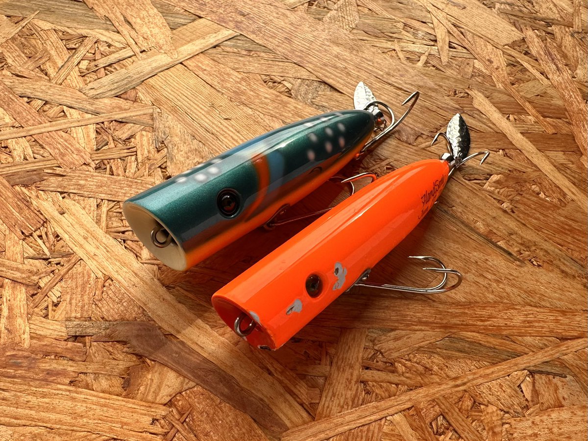 HandSome_lures's tweet photo. テストを重ねている新しいポップスライダーです。
前回リリース時と比べ全長はそのままに直径を3mm細くしました。重さで26gから22gとなりとても扱いやすいサイズ感となります。
逃げ惑うベイトとそれを捕食する魚を演出するコンセプトはテープバップと同じです。
近日中にリリース案内を上げますm(__)m https://t.co/IzYEEUinTa
