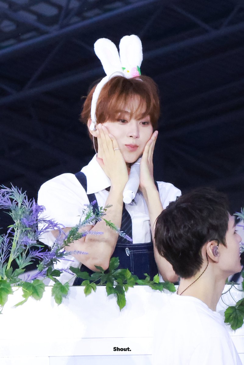 shoutSVT's tweet photo. 260621 CARAT LAND - Day 2

😚🐰   

#승관 #SEUNGKWAN
#버논 #VERNON 
#세븐틴 #SEVENTEEN @pledis_17 https://t.co/Y3XWWWNtnk