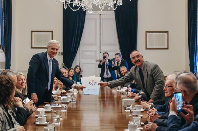 PresidenteKast's tweet photo. El comercio detallista y el turismo son uno de los motores de empleo y crecimiento en cada rincón de Chile. Hoy recibí en La Moneda a más de 30 dirigentes de la Confederación del Comercio Detallista y Turismo para escuchar sus desafíos y trabajar juntos para que Chile tenga más y mejor trabajo.