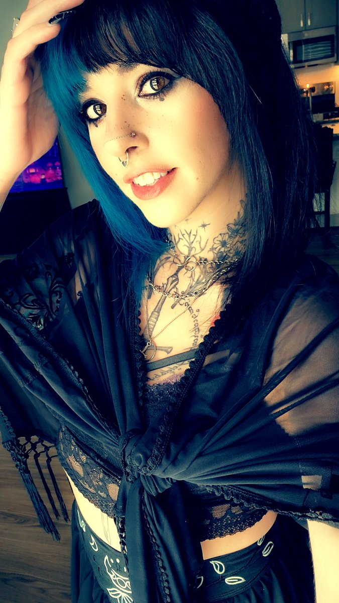 Spookywagons__'s tweet photo. This outfit is soooo whimsical 😊🖤

https://t.co/DHLROI7amF https://t.co/TUeBYWa6iF