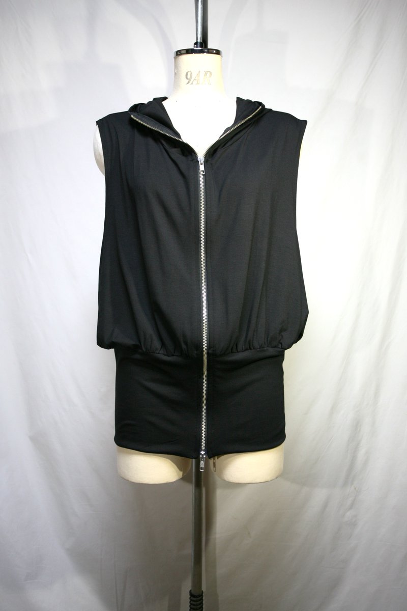 PRESENCE_Misty's tweet photo. 新作の脇が開いたパーカーです。詳しくはWeb Shop https://t.co/IZkPkvhSNMをご覧下さい。 https://t.co/HnRThxgIkM
