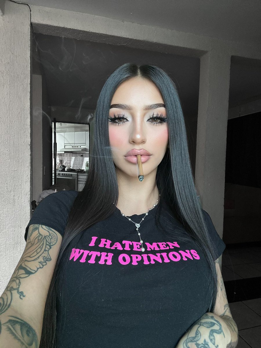 Xphie2's tweet photo. Pretty girls smoke weed !! https://t.co/83dybEnqHi