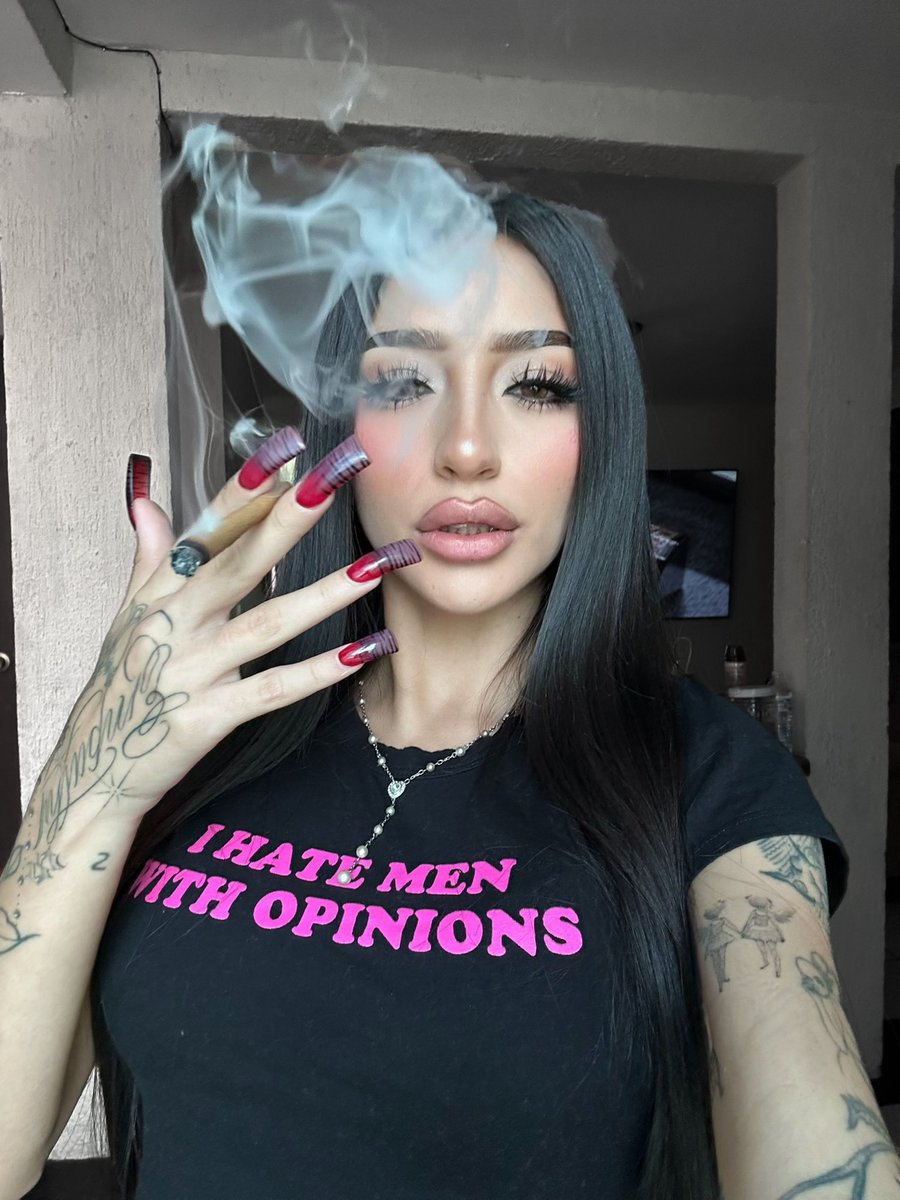 Xphie2's tweet photo. Pretty girls smoke weed !! https://t.co/83dybEnqHi