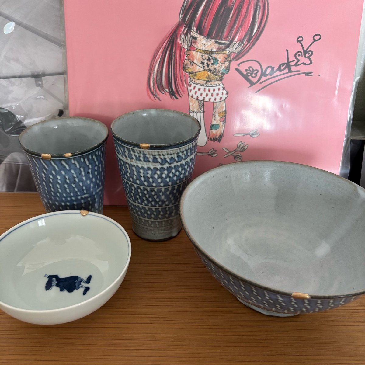 ayame207's tweet photo. ちょっと縁を欠いたものならいっぱいあるので早速、金継いだ！カップとラーメンとかうどんの鉢は縁が弱くて気をつけないとすぐ欠けるやつ😩しばらくはこれでよし！
割れたのもやってみたいけど、割れたのがないのよねー。 https://t.co/2SCiICKGGe