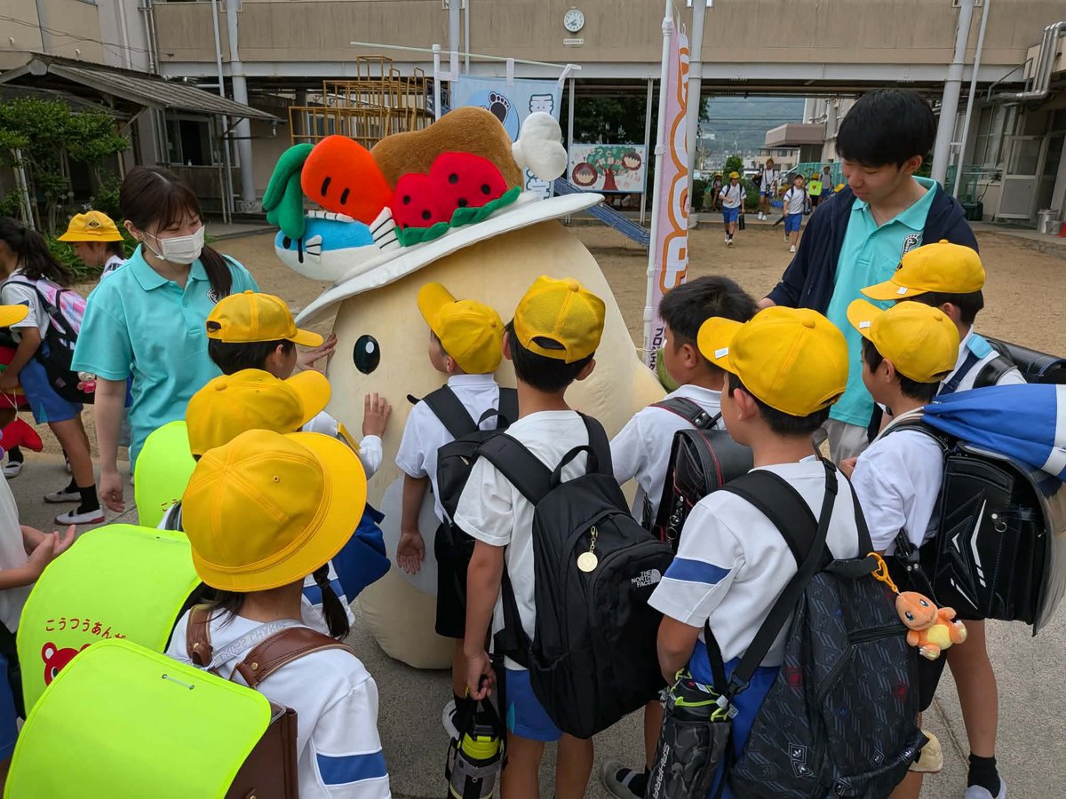Steeep2's tweet photo. おはようございます☀️
香川大学SteeePです👣
⁡
本日は弦打小学校にて、たるる出勤を行ってきました！
さぬぽんと一緒に元気な子供たちと楽しんで行えました！

また、6月25日(木)には弦打コミュニティセンターにてフードドライブ活動を行いますので、ぜひきてください！
#たるる #弦打小学校 #SteeeP https://t.co/CJyVJ926oN
