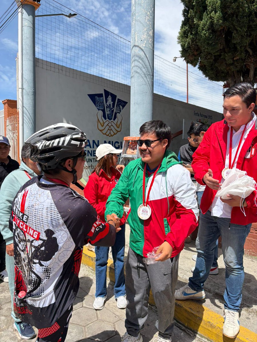 PRIdePUEBLA's tweet photo. 🚴‍♀️ La energía de las y los jóvenes de la Sierra Norte nos demuestra que el deporte también une, inspira y fortalece comunidades. Sigamos impulsando espacios que promuevan una vida activa y saludable. 💪 
#JuventudEnMovimiento #PRI_Puebla #RodandoPorPuebla https://t.co/X7zZpLRRBs