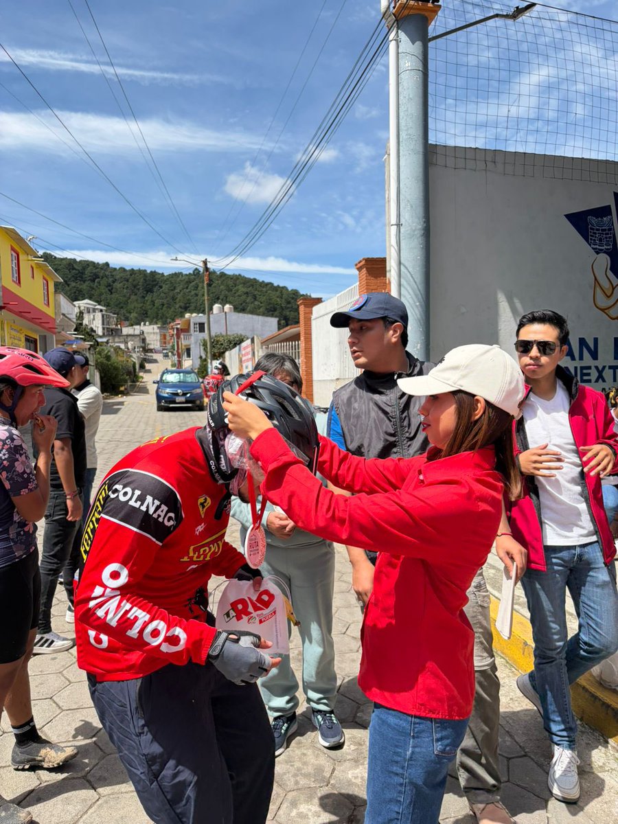 PRIdePUEBLA's tweet photo. 🚴‍♀️ La energía de las y los jóvenes de la Sierra Norte nos demuestra que el deporte también une, inspira y fortalece comunidades. Sigamos impulsando espacios que promuevan una vida activa y saludable. 💪 
#JuventudEnMovimiento #PRI_Puebla #RodandoPorPuebla https://t.co/X7zZpLRRBs