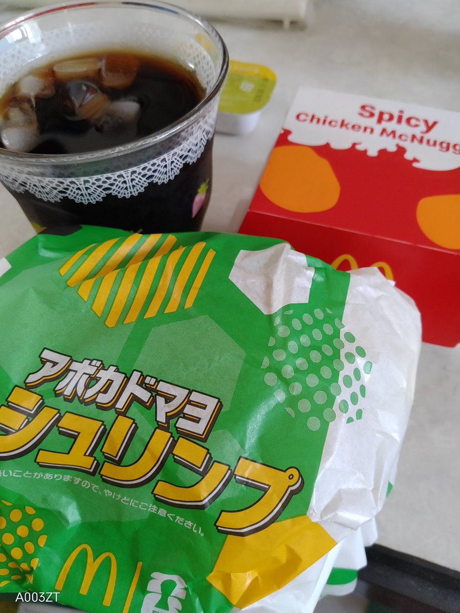 Ms_honbu's tweet photo. おはよぉございます☺️

マックの期間限定
アボガドマヨシュリンプバーガー

サクサクエビに
アボガドチーズが
絡んで

めっちゃ美味しかった~💞
リピ買いしたい✨

スパイシーチキンナゲットは
子供も食べれるくらいの
辛さで私には丁度いい👍✨

マックさん、サッカーコラボ
ありがとう🌈 https://t.co/xh2pOYx3uf