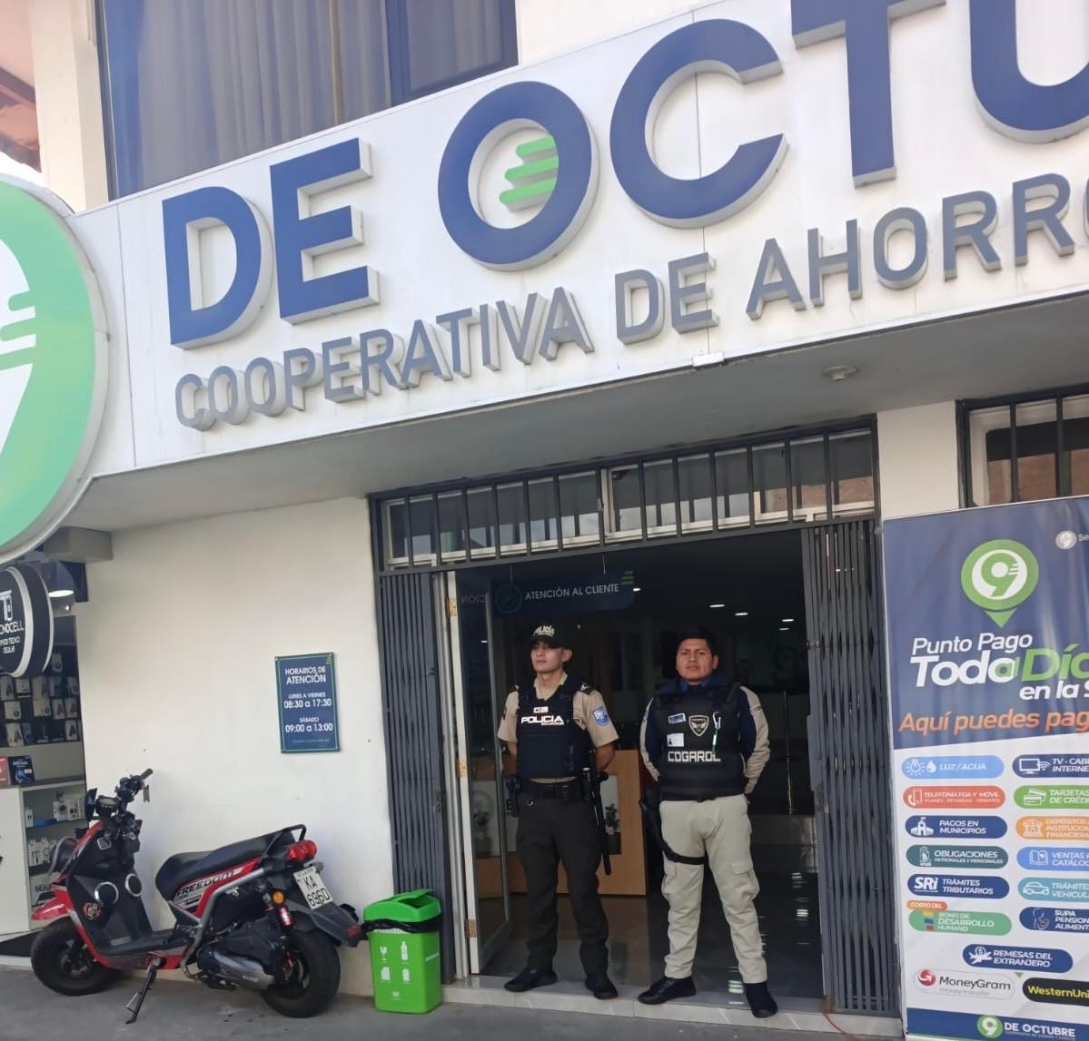 PoliciaEcZona3's tweet photo. 📍#TUNGURAHUA | 🏦👮♂️ PRESENCIA POLICIAL EN ENTIDADES BANCARIAS DE #PATATE
🚔 Mantenemos presencia policial y recordamos el uso gratuito del servicio de Traslado de Valores.
#PolicíaEcuador
#ServirYProtegerConFirmeza
#EstrategiaOperacional3D https://t.co/BIYWThny97