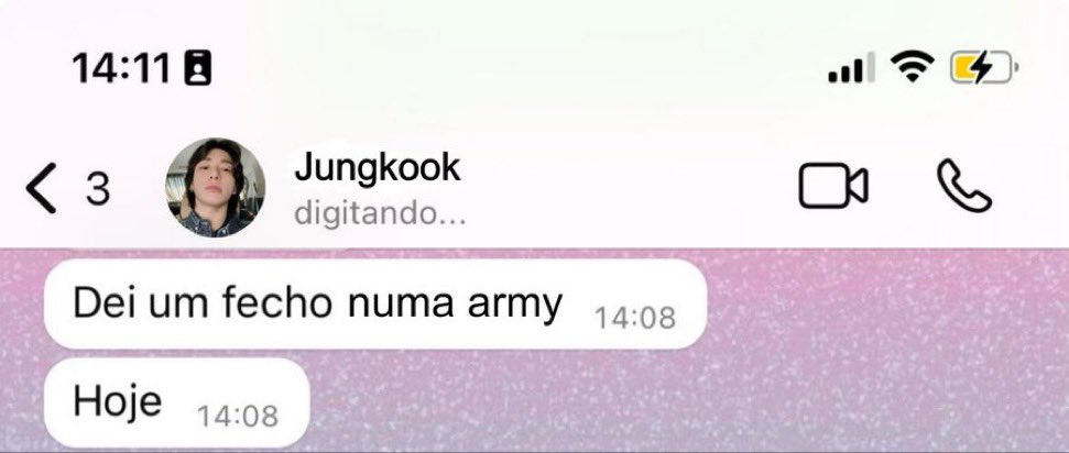 writingbyrkive's tweet photo. 7 da manhã na Coreia 

*Jungkook acorda*
*abre o twitter*
*vê gente falando dele por gostar de anime*
*tira print*
*posta no Instagram dando fecho*
*saio* https://t.co/bSpbVyVeUI
