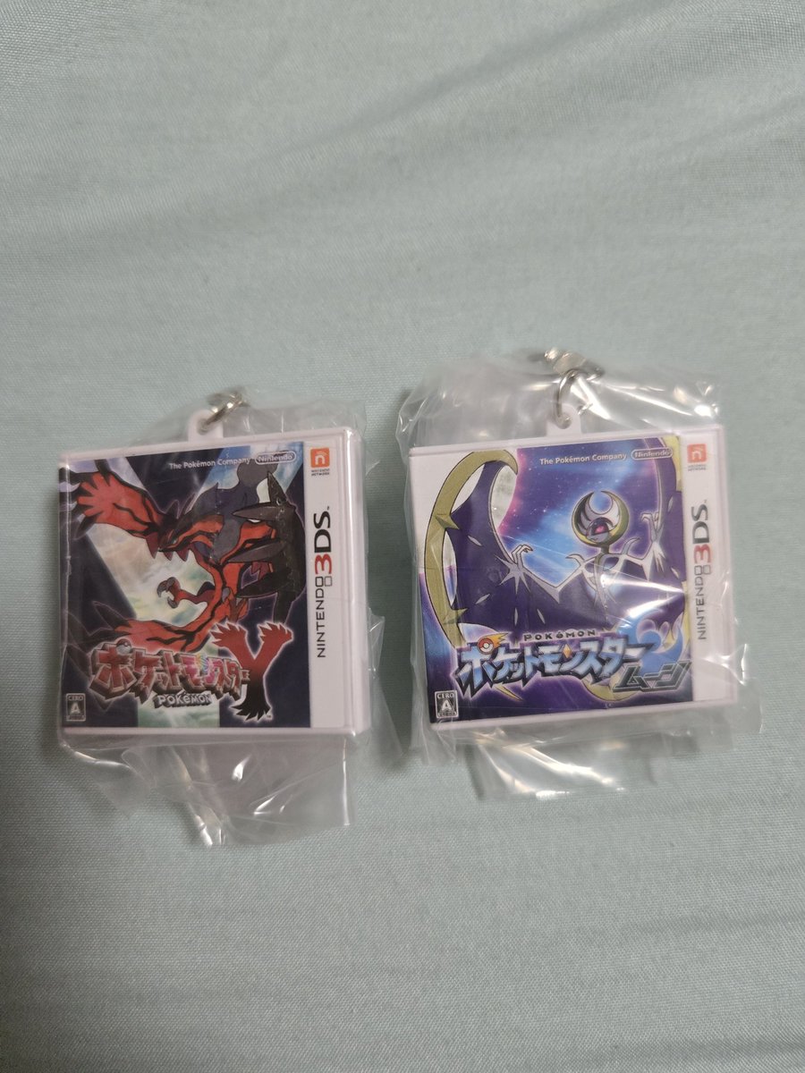 sharik518's tweet photo. @Togemaru_Spla 初めまして、失礼します。
こちらYとムーンを所持しております。
サファイヤとホワイトとの交換は可能でしょうか？
同弾でないものも含んで申し訳ないのですがご検討よろしくお願いいたします。 https://t.co/qzxrZB7Vux