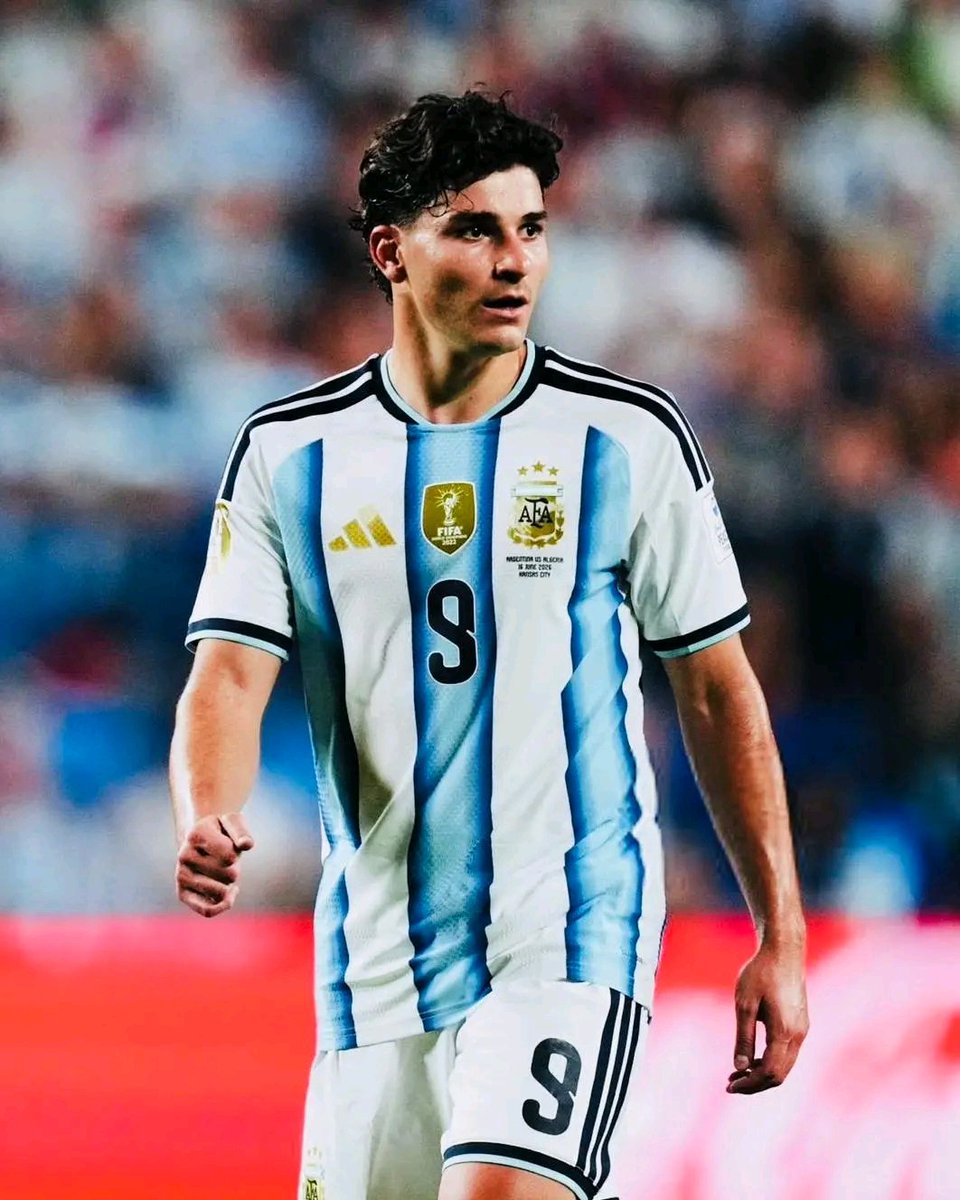 Lioslanglais's tweet photo. Bro is better than Their Fake Goat #messi #alvarez https://t.co/I47j3tNrhJ