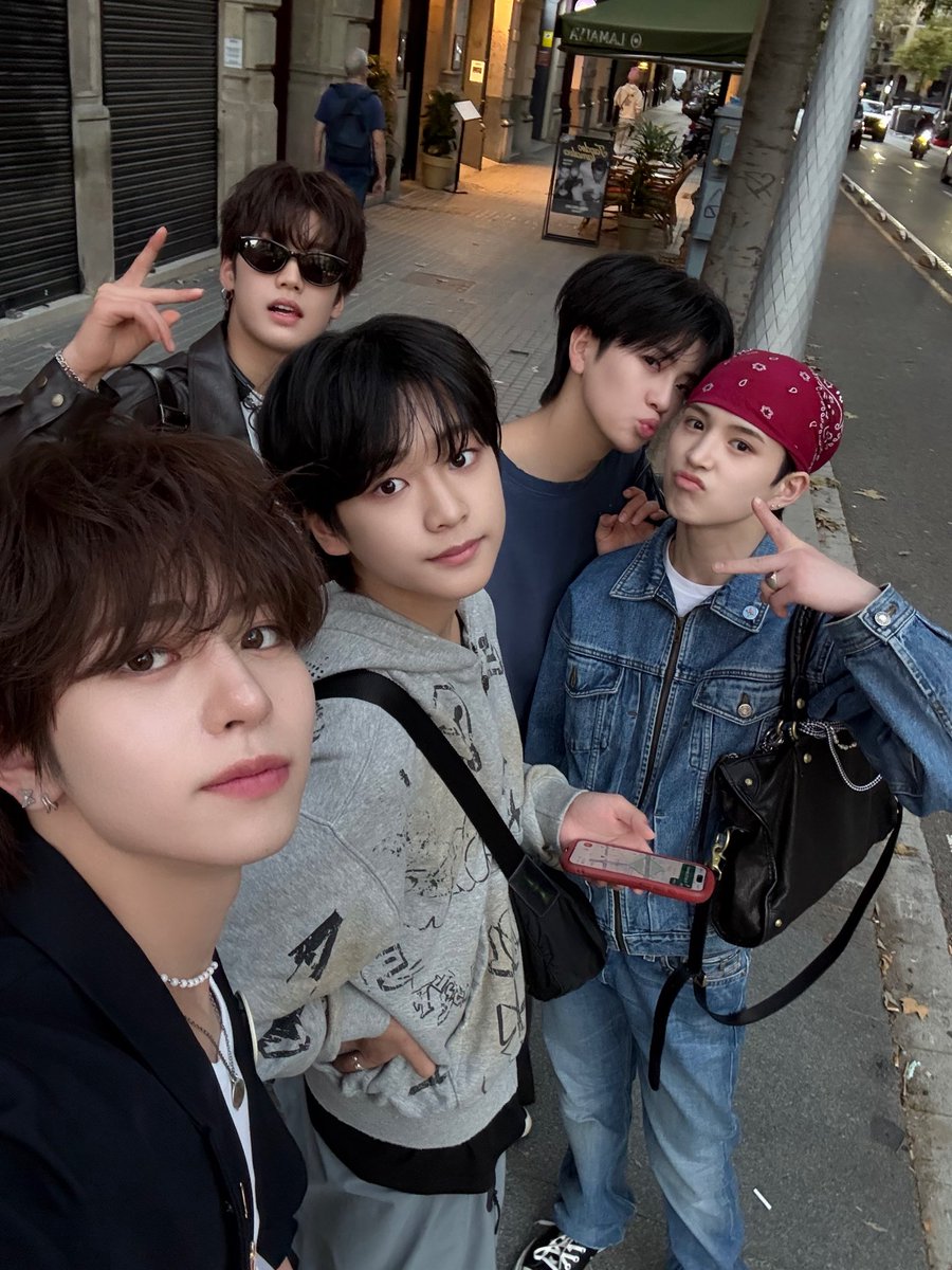 voyagewithviby's tweet photo. 힙스터보단 햄스터에 가까우신 분이 계시는데 🐹💛 #VIBY #RYOHA https://t.co/lAQzdOjTyx
