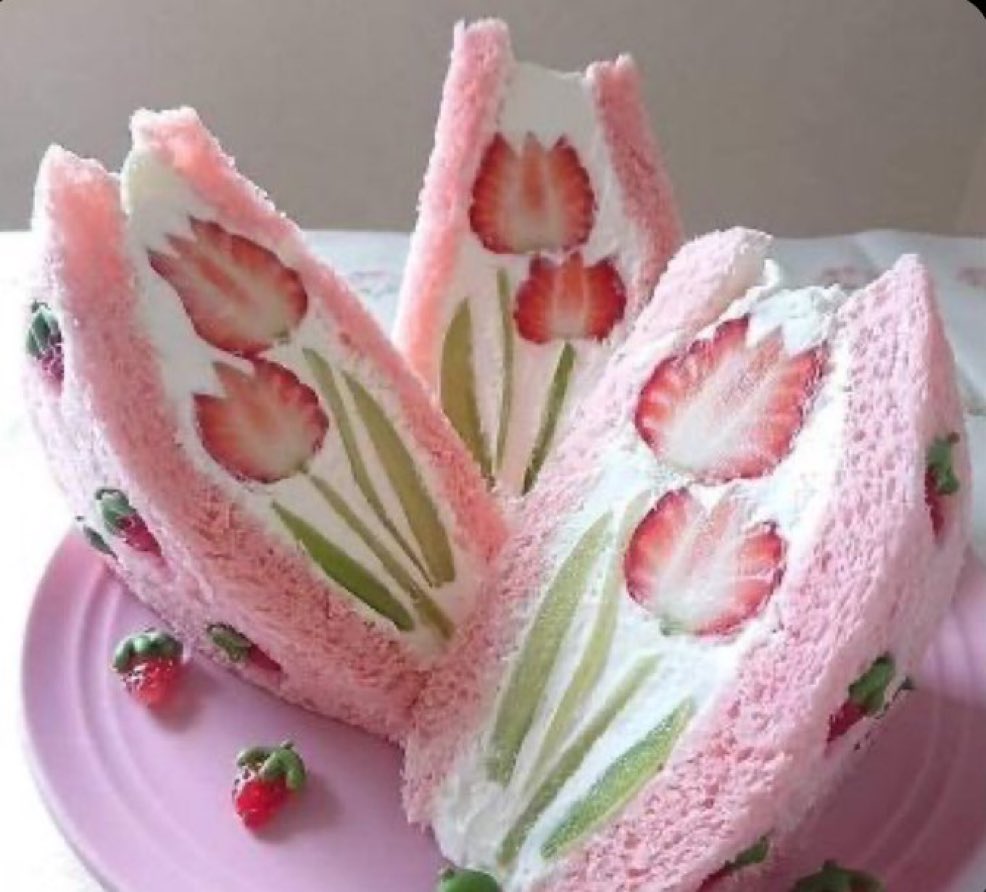 EvaLovesDesign's tweet photo. 🌸🍓 Fruit Sando https://t.co/nNkTIqNKU6