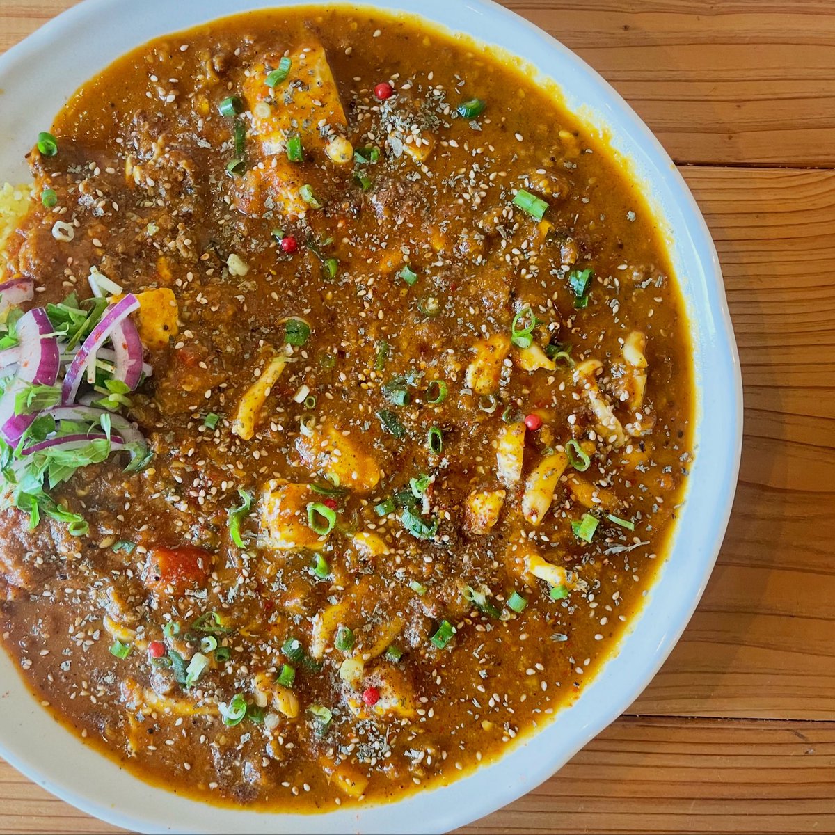 nomuraspice's tweet photo. 崩し豆腐とブナピーの麻辣キーマカレー！
カレー食ったら元気出るぜー！
今週も何卒ヨロシクっす！ https://t.co/fdu8CDUcWn