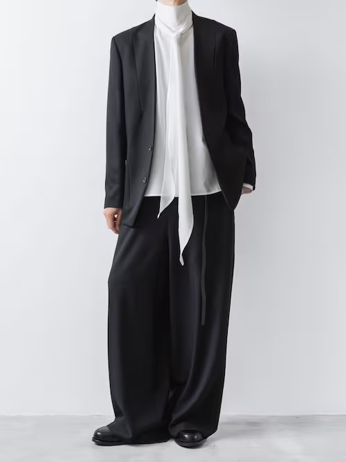 atoAOYAMAshop's tweet photo. ノーカラーJKとワイドパンツのコーディネートです。ノーカラーのミニマルなJKにボリュームのあるワイドパンツとのコントラストがシャープでルーズな新しいシルエットを生み出します。AMB-J05+AMB-P07P https://t.co/ccMwdPGn7x